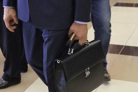 Məmurlar ölkə iqtisadiyyatını necə çökdürür