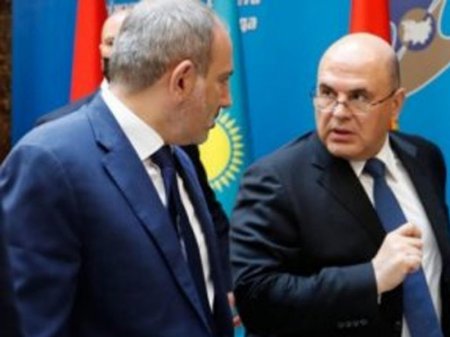 Paşinyan Minskdə necə vurnuxub, hər qabağına keçənə nə danışıb...