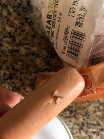 “Sevimli dad”ın sosiskasından qurd çıxdı - FOTOFAKT “Sevimli dad”ın sosiskasından qurd çıxdı - FOTOFAKT