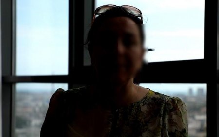 “Məni döyüb uşaqların gözü qarşısında alt paltarlarımı balkondan həyətə atırdı”