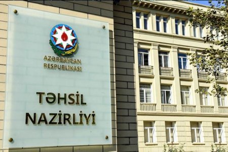 Sabah dərs başlayır, direktor 10 şagirdi məktəbə buraxmır: Nazirlik isə “gö ...