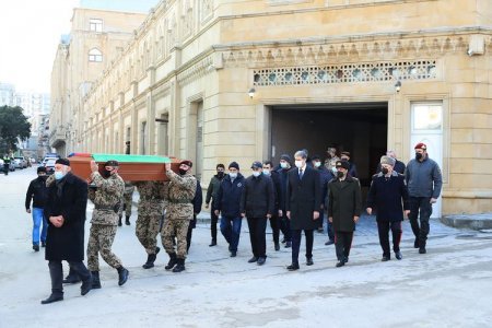 Vilayət Eyvazov Daxili Qoşunların şəhid olan çavuşunun vida mərasiminə qatı ...