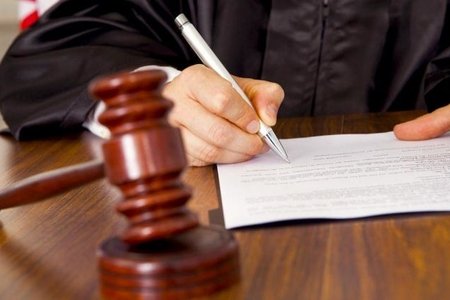 İki uşağı ilə birlikdə özünü binadan atan ana hakim önündə - Onu ağır cəza  ...