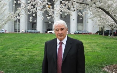 “Makron az qala Merkelin çantasını daşısın, ancaq Ermənistana görə 
