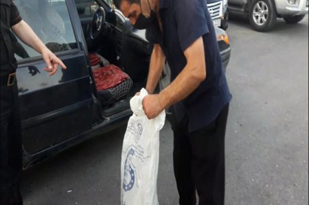 Taksidə kisə ilə narkotik daşıyırdı... - FOTO