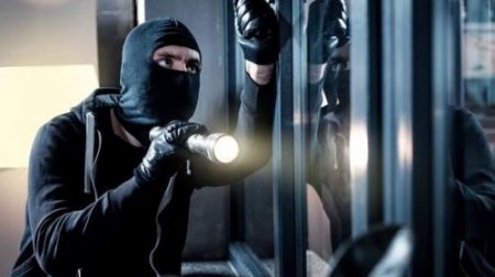 Bakıda film kimi oğurluq: Özünü binadan atdı, təcili yardımdan qaçdı, ev soydu